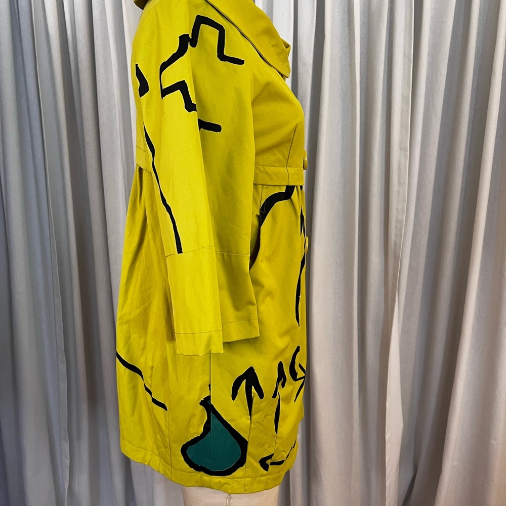 Unique chartreuse trench coat and 3/4 sleeves.Bold graffiti pattern. Size 4 - Picture 8 of 10